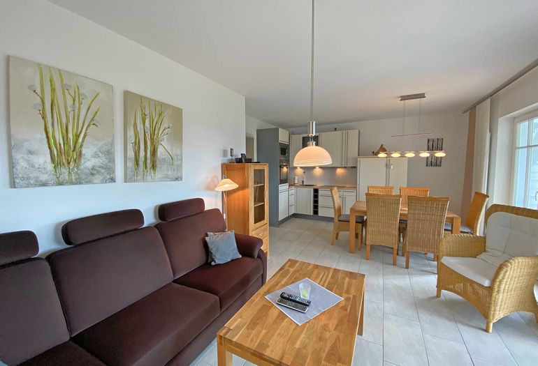 Wohnzimmer mit großer Couch