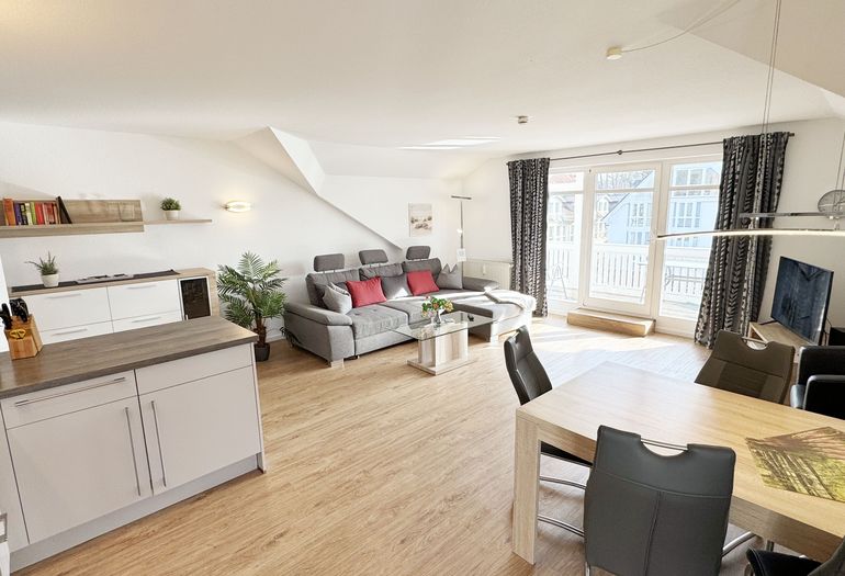 gemütlicher Wohn-und Essbereich mit Küchenzeile gemütlicher Wohn-und Essbereich mit Küchenzeile