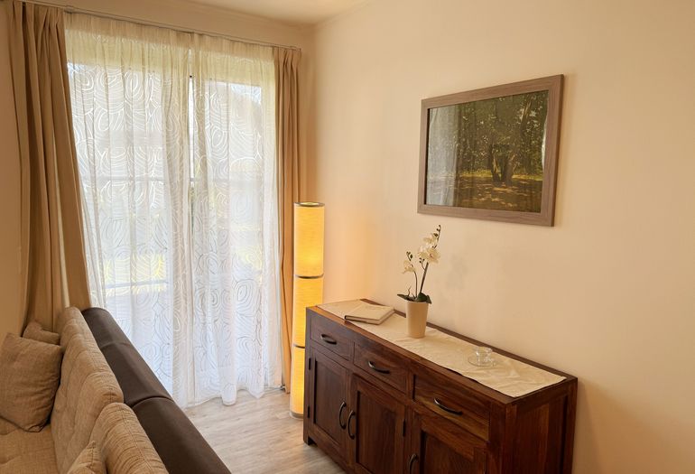 kleines Sideboard im Wohnzimmer kleines Sideboard im Wohnzimmer