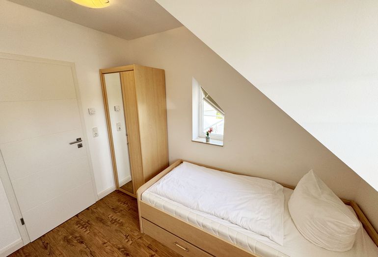 2. Schlafzimmer mit Kleiderschrank 2. Schlafzimmer mit Kleiderschrank