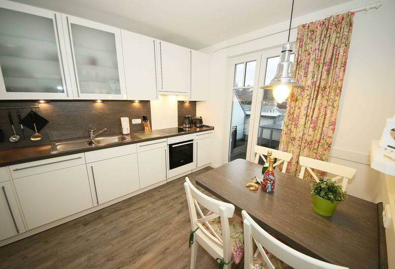 moderne Küchenzeile mit Esstisch