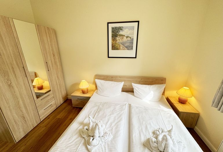 Schlafzimmer mit Kleiderschrank