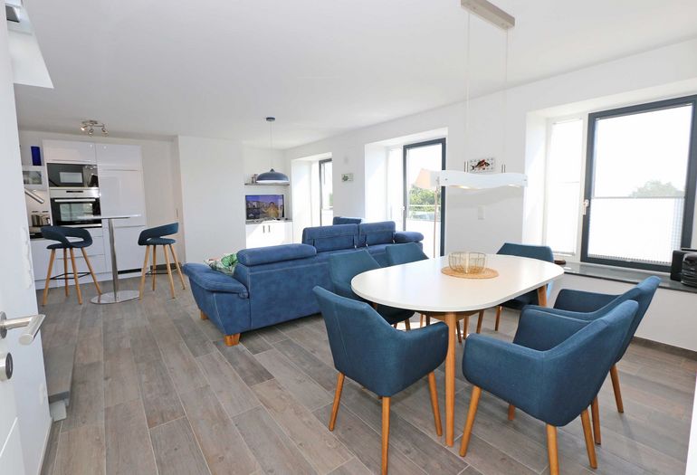 modernes Wohnzimmer mit großer Couch