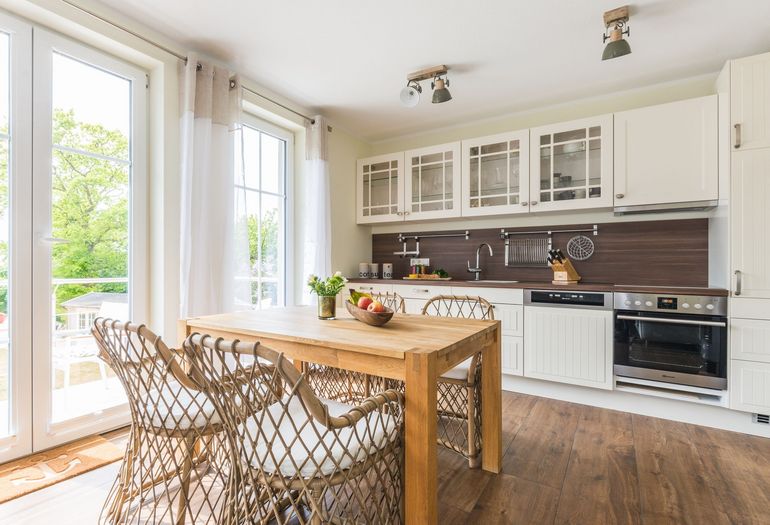 moderne Küchenzeile mit Backofen moderne Küchenzeile mit Backofen