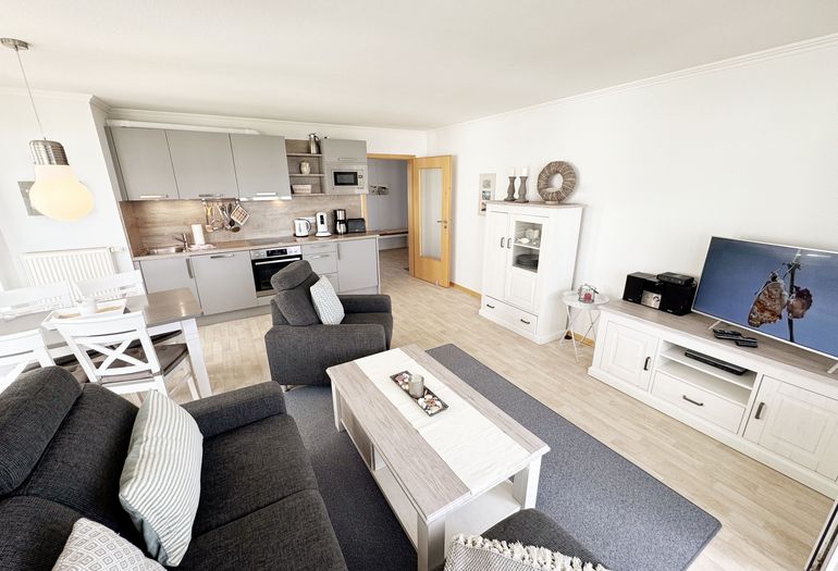 Wohnzimmer mit gemütlicher Couch