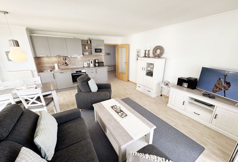 Wohnzimmer mit gemütlicher Couch Wohnzimmer mit gemütlicher Couch