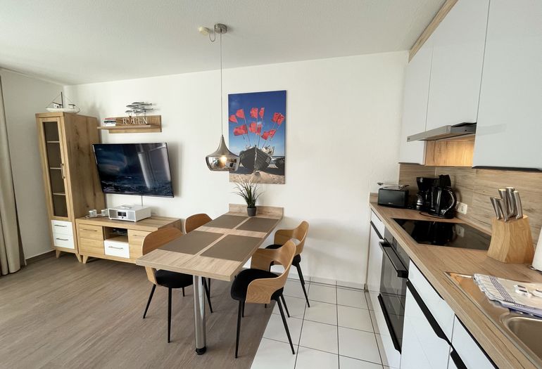 Küchenbereich mit Esstisch und Backofen