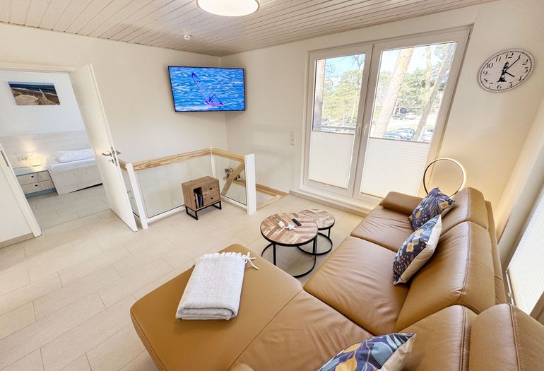 gemütlicher Wohnbereich mit Couch und Smart-TV