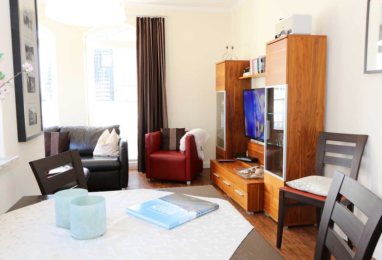 Ess-/Wohnbereich mit TV Ess-/Wohnbereich mit TV