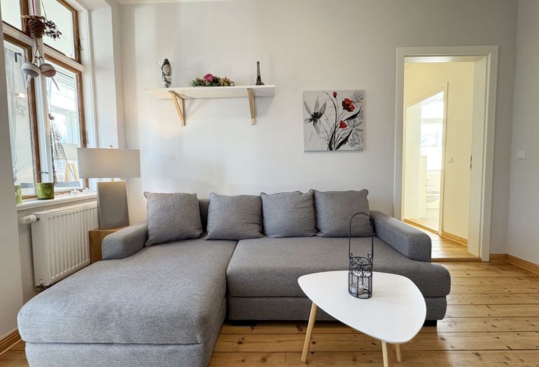 gemütlicher Wohnbereich mit Couch und Tisch