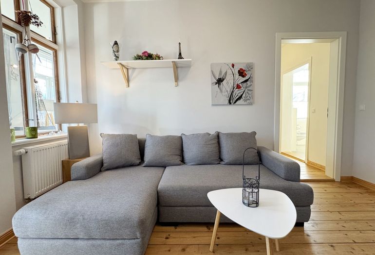 gemütlicher Wohnbereich mit Couch und Tisch