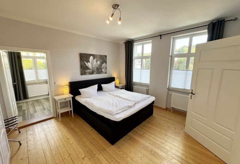 1. Schlafzimmer mit Boxspringbett und Nachtschränken 1. Schlafzimmer mit Boxspringbett und Nachtschränken