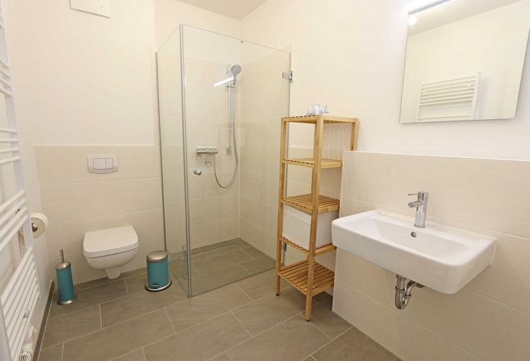 Badezimmer mit ebenerdiger Dusche