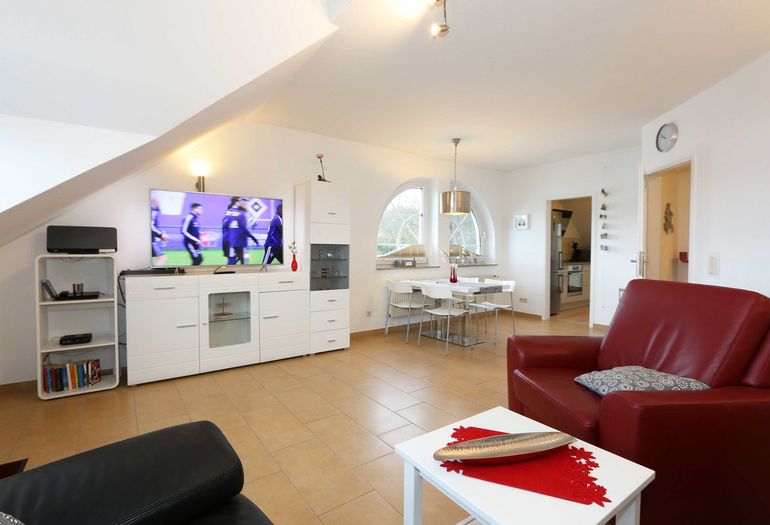 Wohnzimmer mit Couch und TV