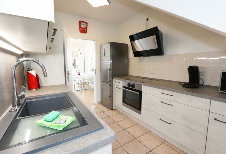 Küchenzeile mit Ceranfeld für gemeinsames Kochen Küchenzeile mit Ceranfeld für gemeinsames Kochen