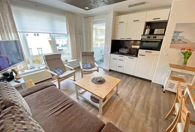 kombinierter Wohn- und Essbereich mit TV