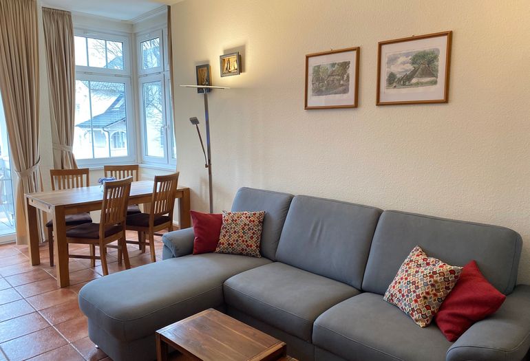 Wohnzimmer mit Couch und Essbereich