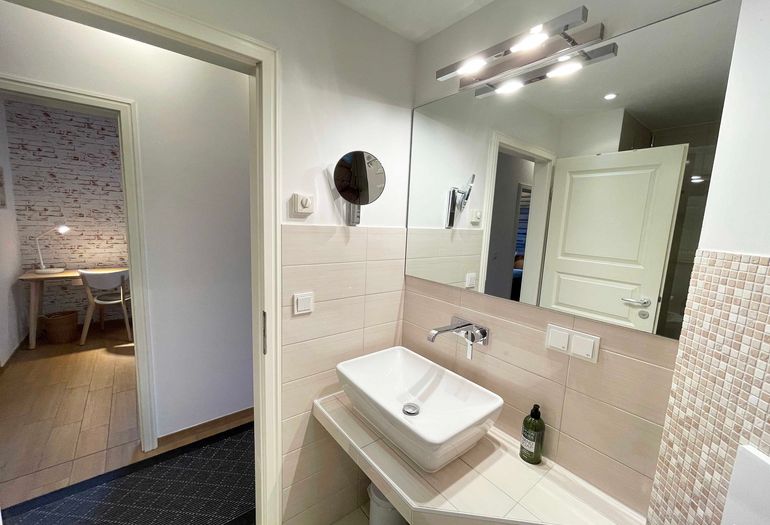 Badezimmer mit Waschbecken Badezimmer mit Waschbecken
