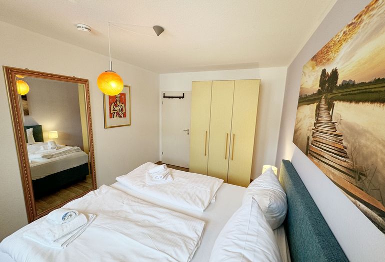 Villa Störtebeker Whg. 05 - Schlafzimmer mit Doppelbett Villa Störtebeker Whg. 05 - Schlafzimmer mit Doppelbett