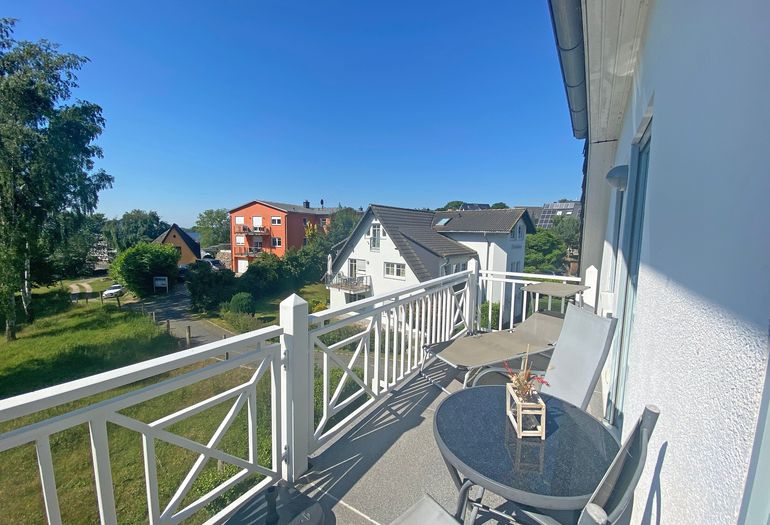 bestuhlter Balkon mit Blick ins Grüne
