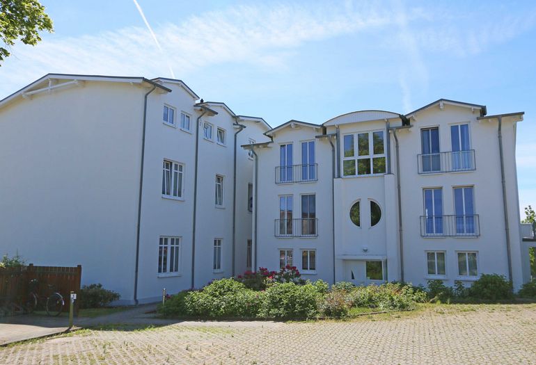 Blick vom Parkplatz zur Villa Blick vom Parkplatz zur Villa