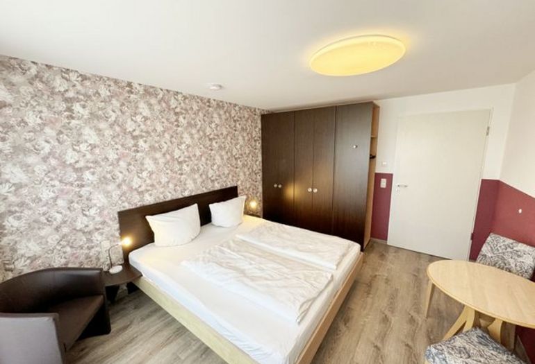 Schlafbereich mit Doppelbett