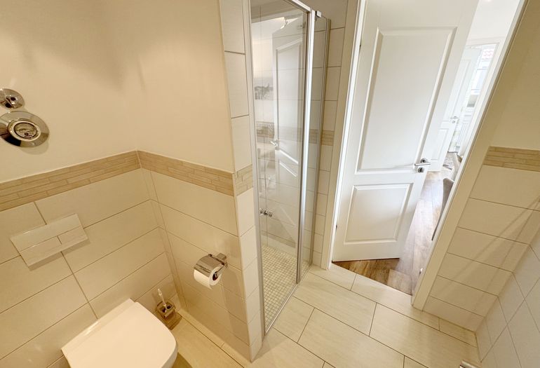 innenliegendes Badezimmer mit WC und ebenerdiger Dusche