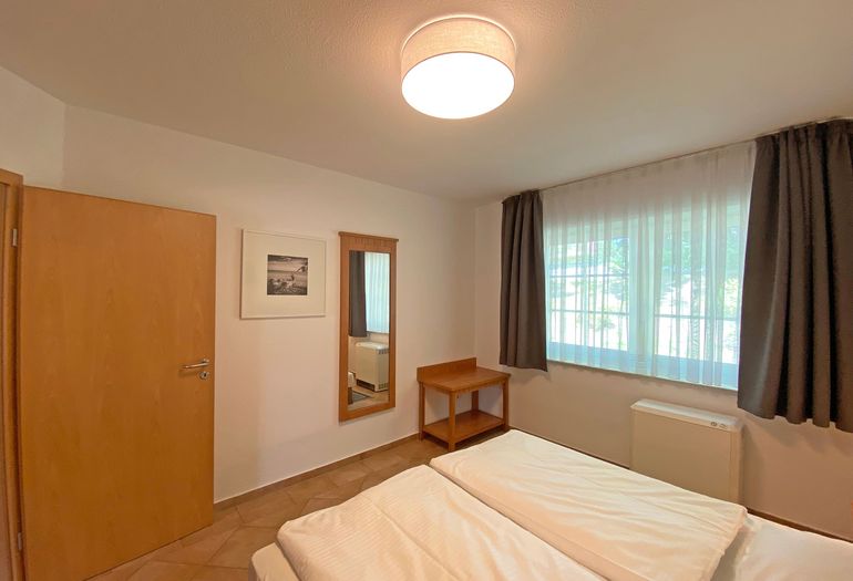 1. Schlafzimmer mit Ganzkörperspiegel