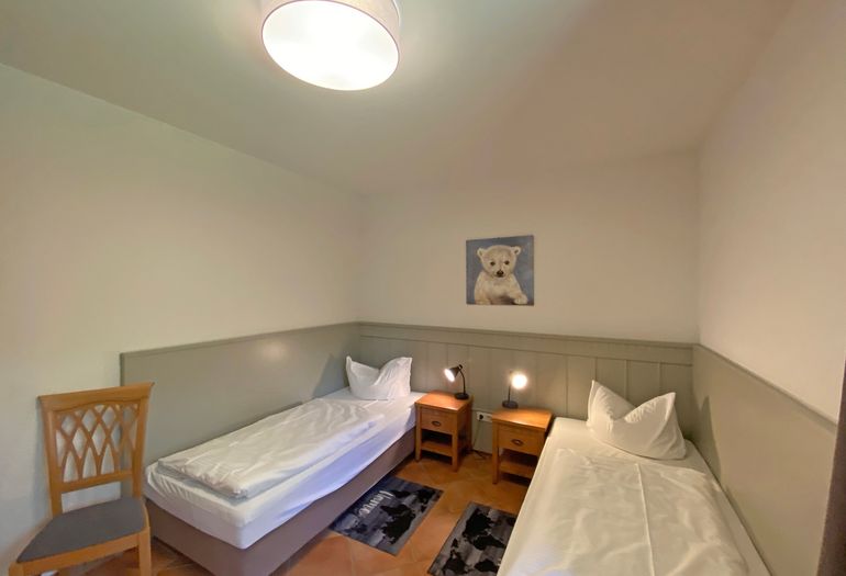 2. Schlafzimmer mit Kleiderschrank 2. Schlafzimmer mit Kleiderschrank