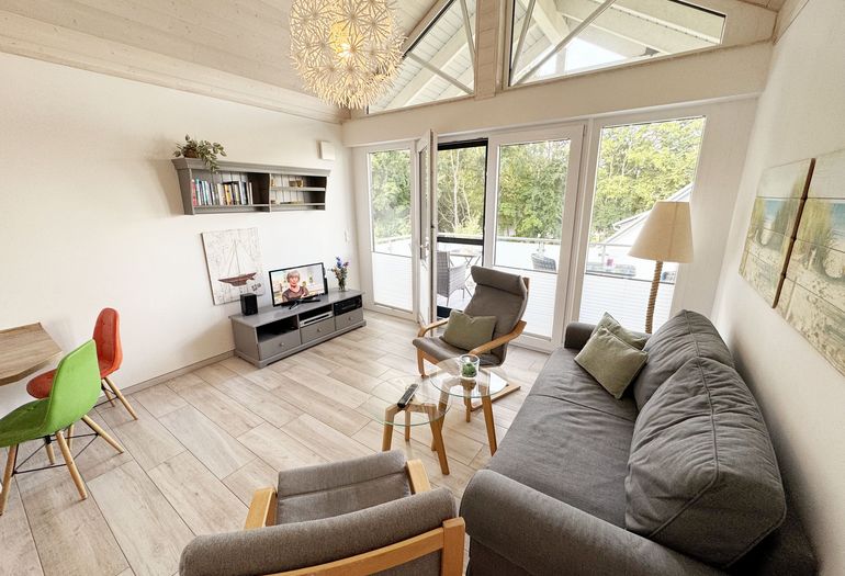 gemütliches Wohnzimmer mit Couch