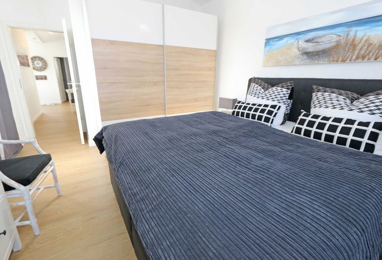 1. Schlafzimmer mit Doppelbett und Kleiderschrank