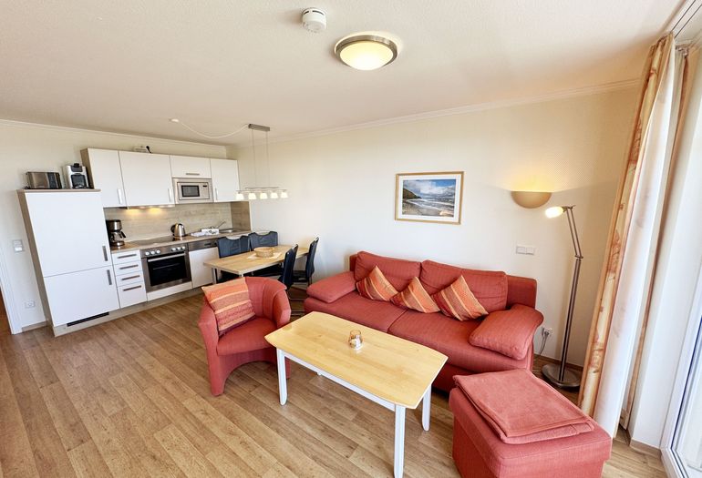 gemütliches Wohnzimmer mit Couch und Sessel gemütliches Wohnzimmer mit Couch und Sessel