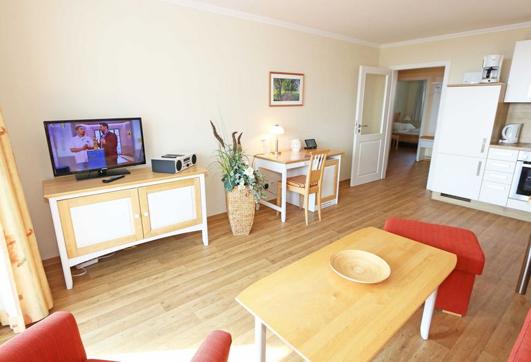 Wohnzimmer mit Couch und Sessel Wohnzimmer mit Couch und Sessel
