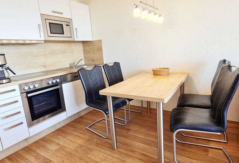 Küchenzeile und Essbereich Küchenzeile und Essbereich