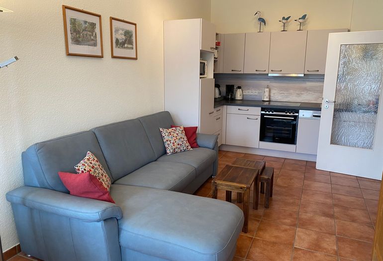 Wohnzimmer mit gemütlicher Couch