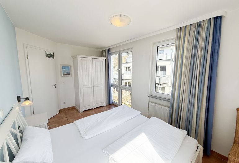 Schlafzimmer mit Doppelbett in Komforthöhe Schlafzimmer mit Doppelbett in Komforthöhe