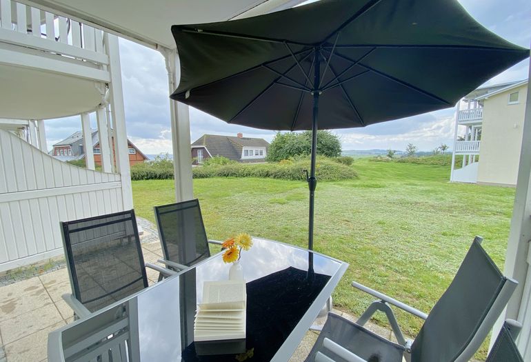 bestuhlte Terrasse mit Sonnenschirm