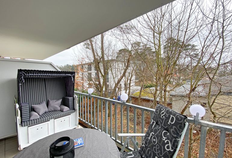 bestuhlter Balkon mit Strandkorb