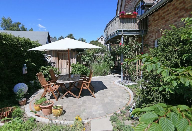 bestuhlte Terrasse mit Sonnenschirm bestuhlte Terrasse mit Sonnenschirm