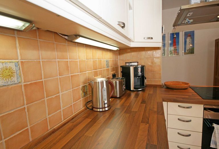 Küchenzeile mit Elektrogeräten