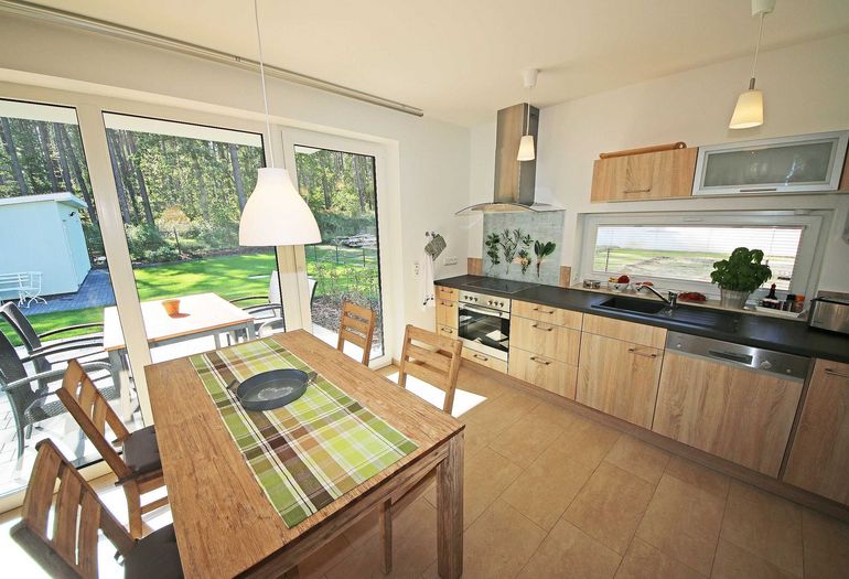 Küchenzeile mit Essbereich