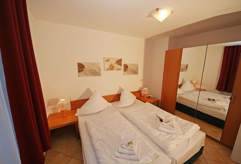 1. Schlafzimmer mit großem Kleiderschrank 1. Schlafzimmer mit großem Kleiderschrank