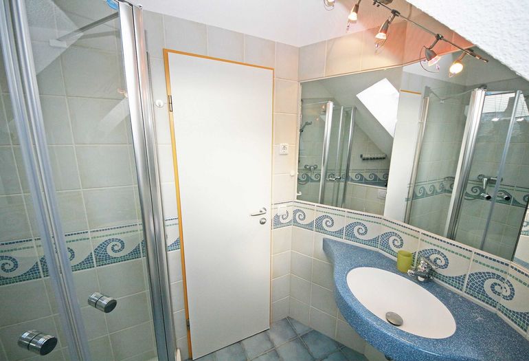 Badezimmer mit Dusche