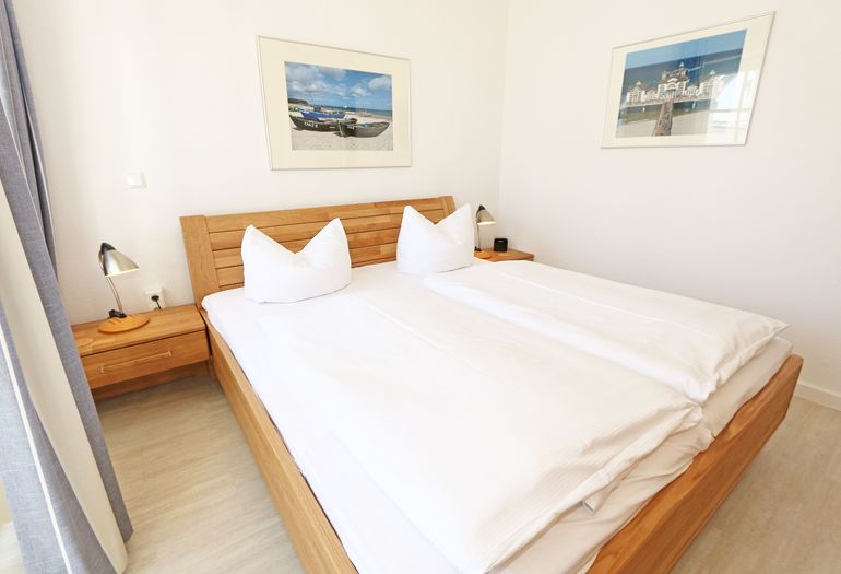 Schlafzimmer mit Doppelbett