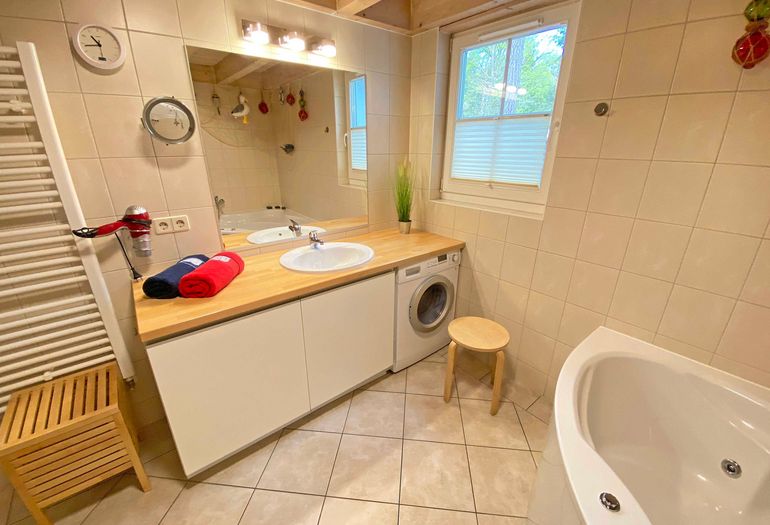 großes Badezimmer mit Waschmaschine