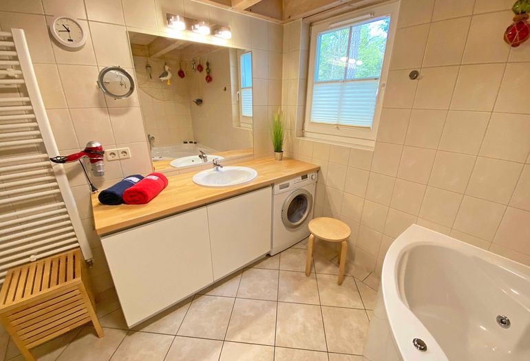 großes Badezimmer mit Waschmaschine