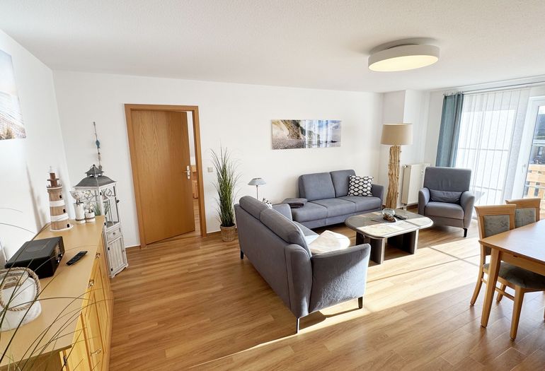 gemütlicher Wohnbereich mit Kommode