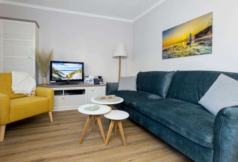 Wohnzimmer mit gemütlicher Couch