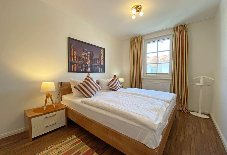Schlafzimmer mit Doppelbett