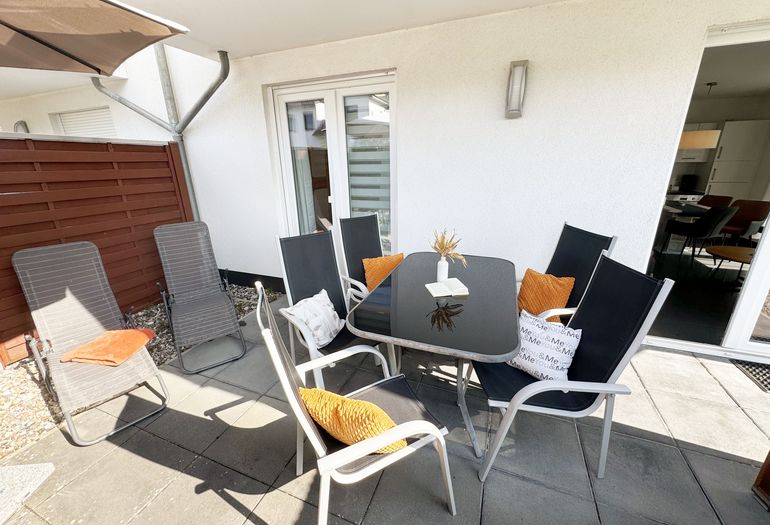 bestuhlte Terrasse mit Sonnenliegen